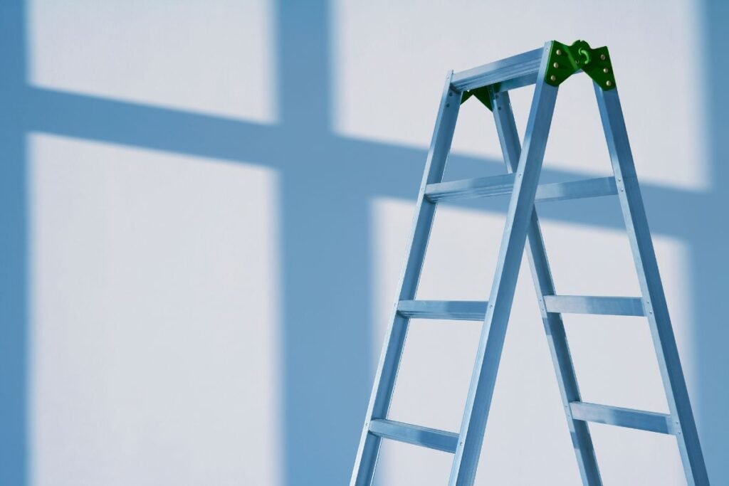 Rozłożona drabina teleskopowa