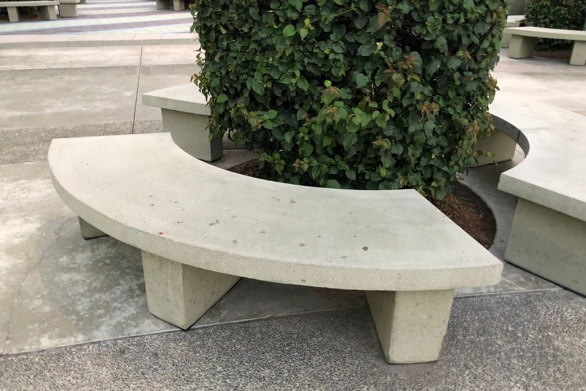 Stylowa ławka parkowa