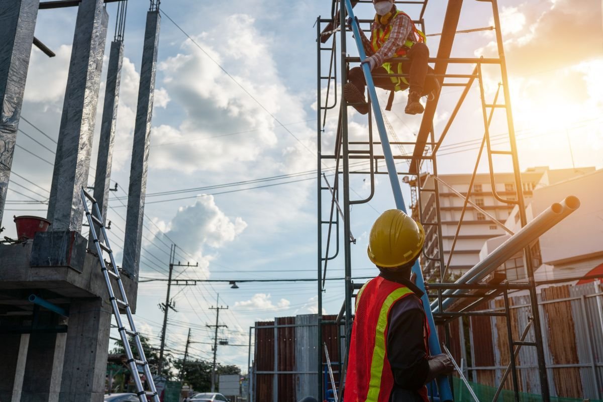 Składanie metalowej konstrukcji