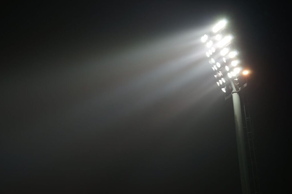 Włączone oświetlenie stadionu