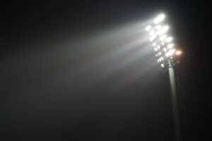 Włączone oświetlenie stadionu