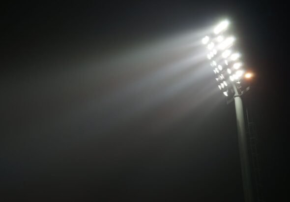 Włączone oświetlenie stadionu