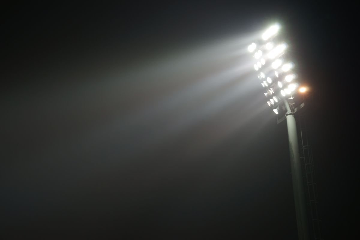 Włączone oświetlenie stadionu